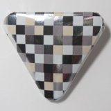 角丸三角形缶バッジ　格子素材（黒+白+ベージュ+銀、紙）